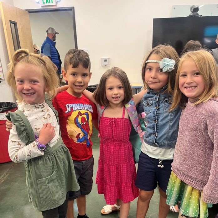 Plumas Charter School kindergartners and first-graders make friends at the Quincy Learning Center. From left: Juniper Clark, Dexter McGill, Addison Guy-White, Ember Collinson, and Kyra West. Photo by Rebecca Glaspy